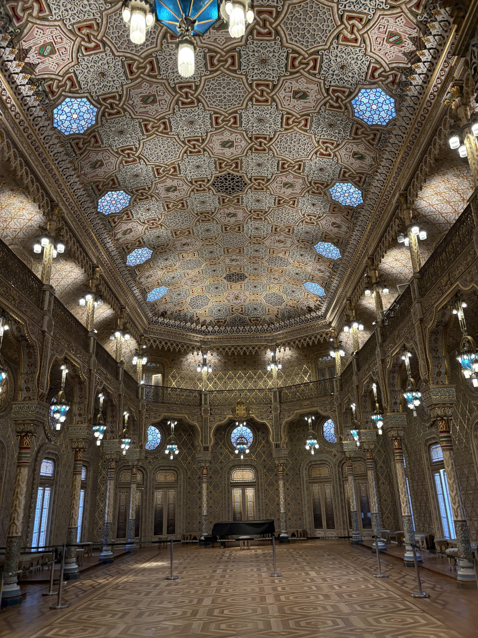 Palácio da Bolsa Arab Room with neo-Moorish architecture, golden ceiling and stained glass — Porto, Portugal