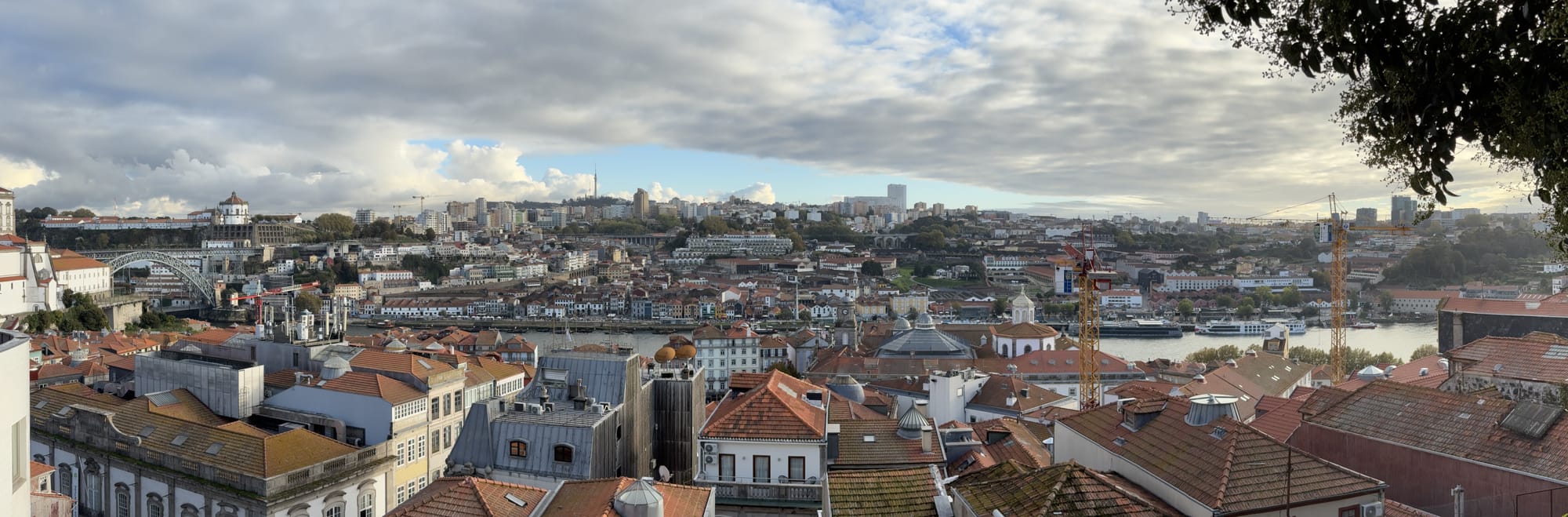 Panoramic view over Porto's rooftops, the Douro River and Dom Luís I Bridge — Miradouro da Vitória