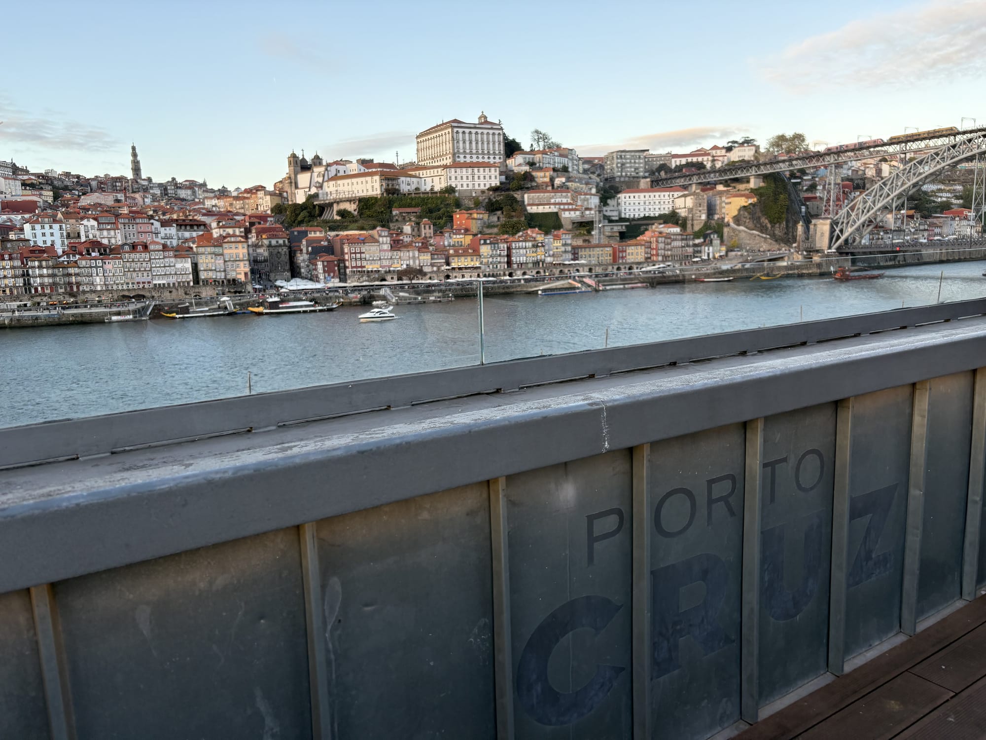 View of the Ribeira from Gaia quais with rabelo boats, Dom Luís I Bridge and Porto inscription — Vila Nova de Gaia