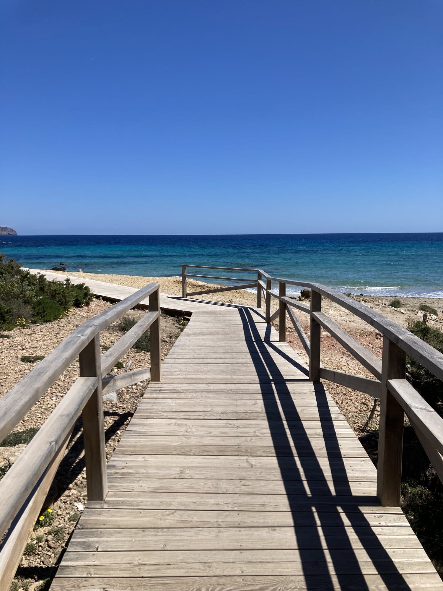 Boardwalk to white sandy beach — Ibiza, Spain