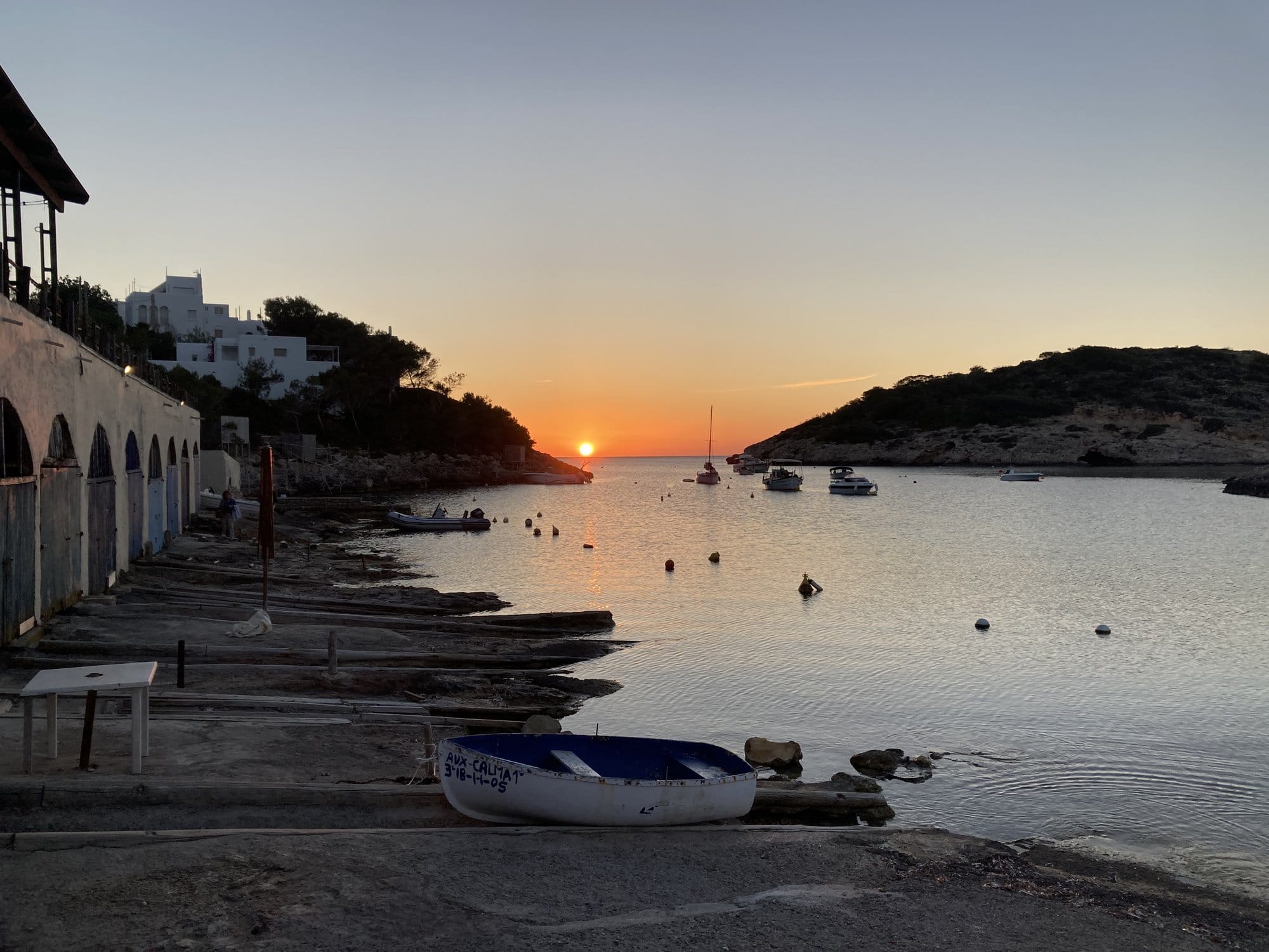 Beach cove with boats and hillside buildings — Ibiza, Spain