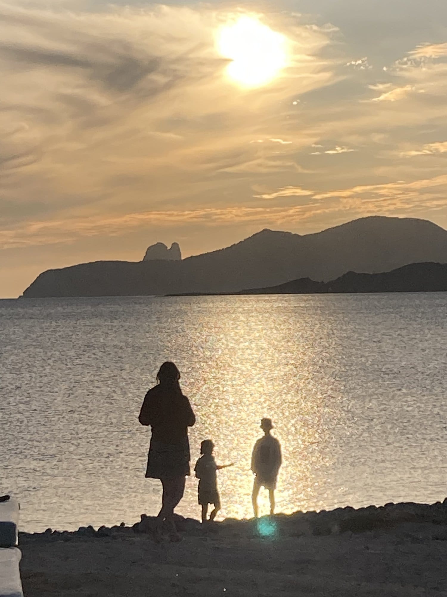 Silhouette of adult and two children watching sunset — Ibiza, Spain