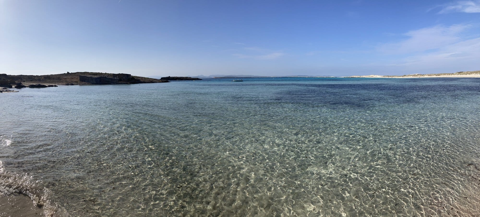 Shallow turquoise water white sand — Formentera, Spain