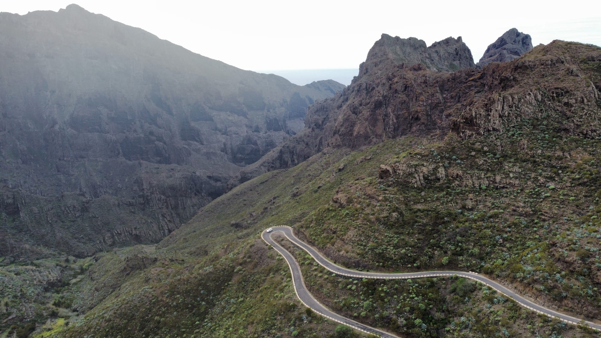 Vista aerea della tortuosa TF-436 che serpeggia tra le montagne di Teno sopra il Barranco de Masca, ripresa con un DJI Mavic Pro 2 — Tenerife