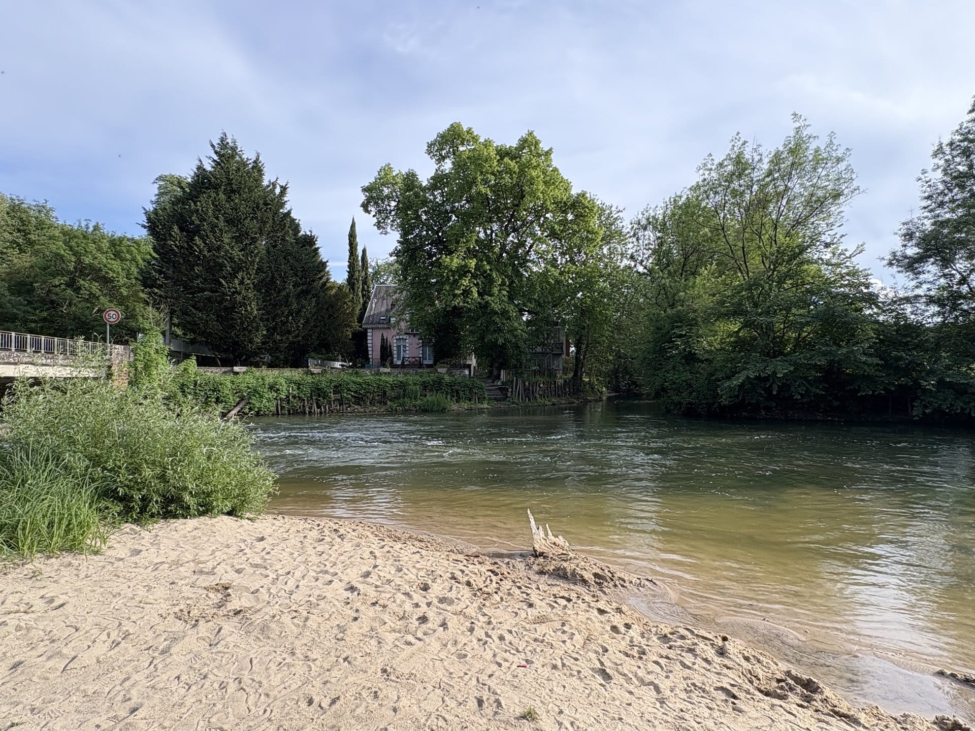 A small sandy beach on the Indre at L'Îlot d'Azay, with a bridge in the background and that "tiny private Loire" feeling
