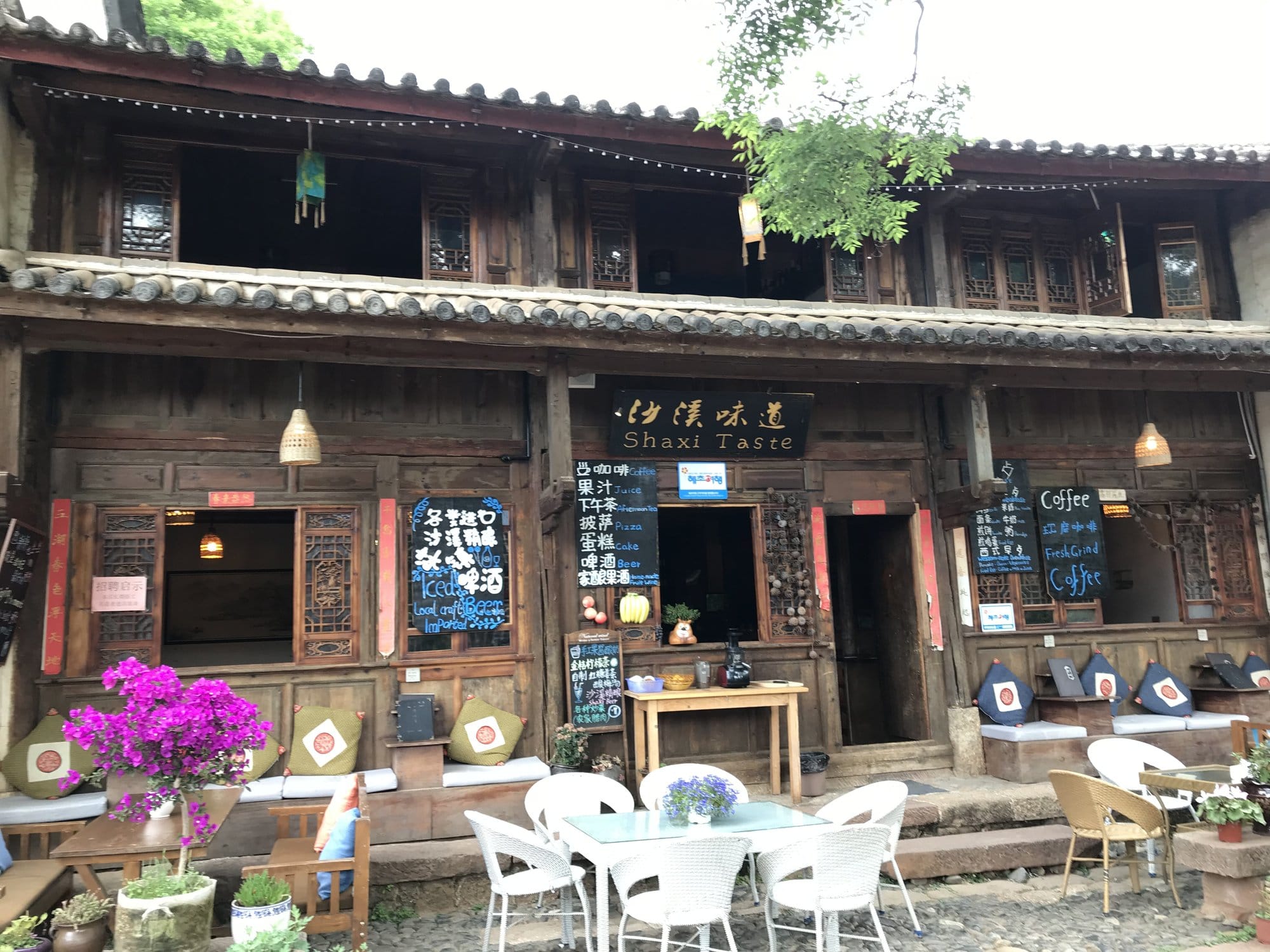 A café on Sideng Square, blackboards out and tables in the sun.