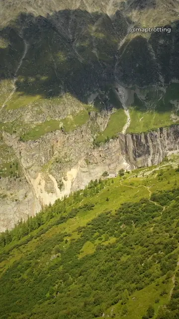Drohnenaufnahme des Tals von Chamonix und des Argentière-Gletschers