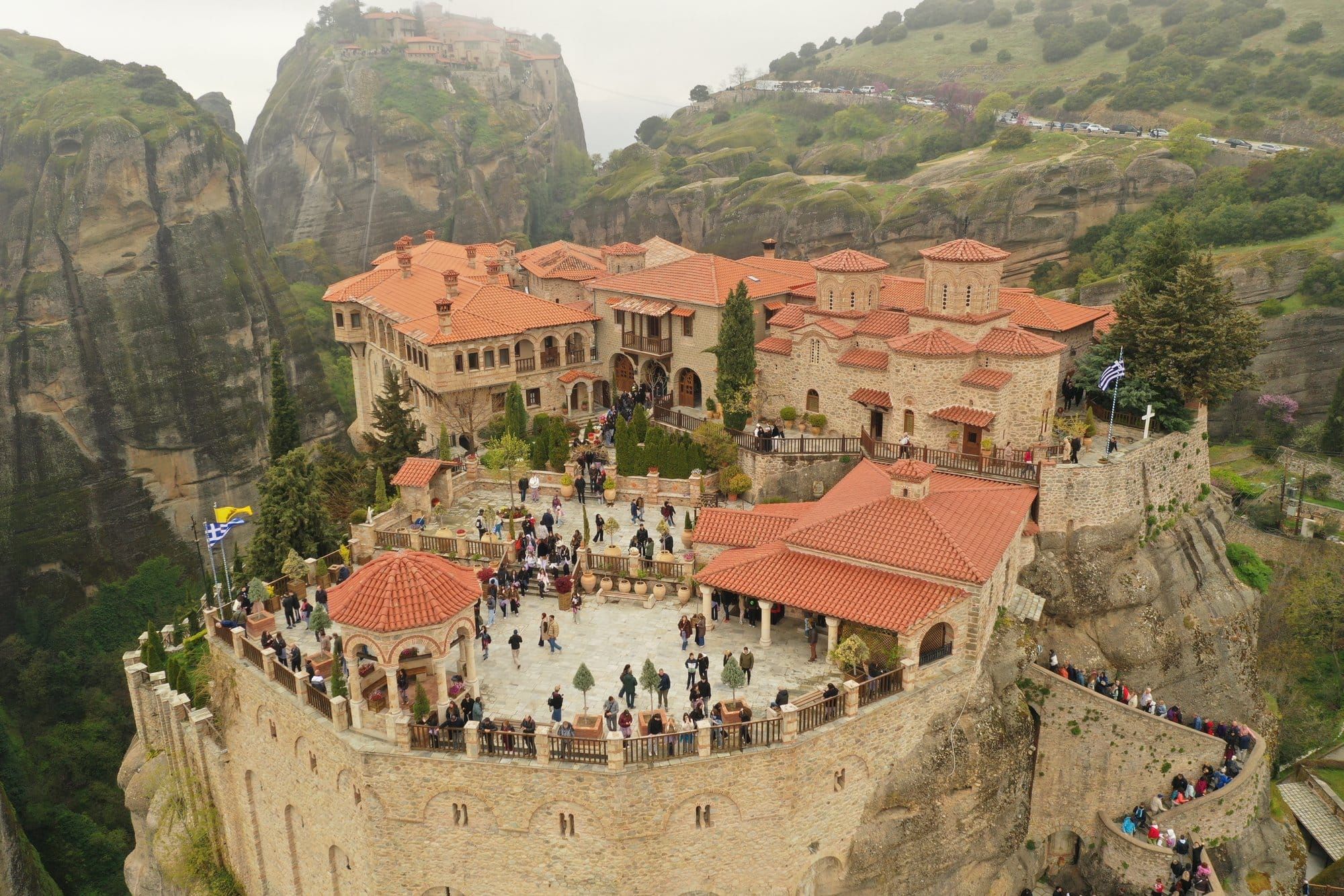 Les toits du monastère Varlaam avec Grand Meteoron en arrière-plan — Meteora, Grèce