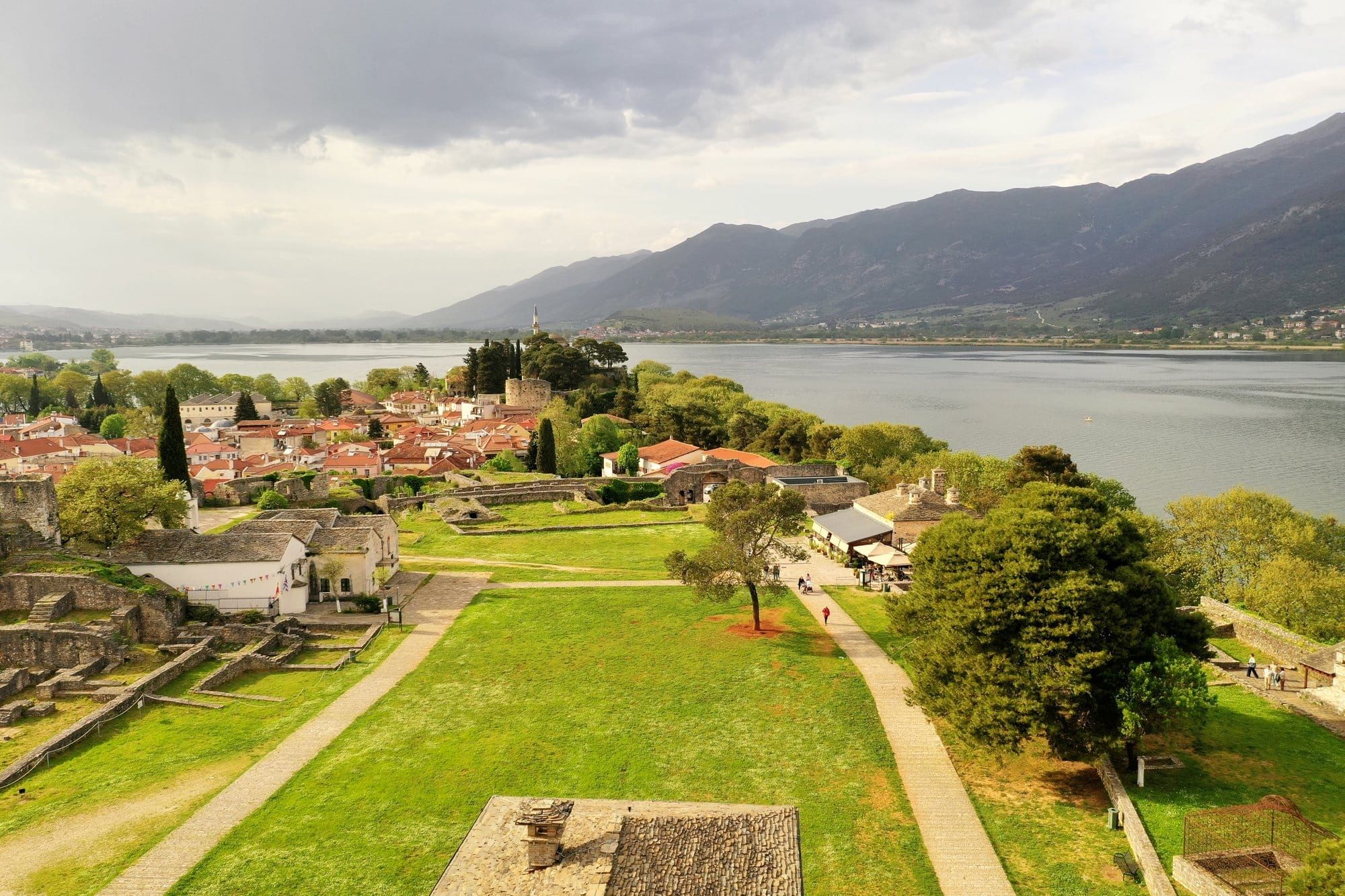 Vue aérienne d'Its Kale, la citadelle intérieure de la fortification d'Ioannina, avec le lac Pamvotida derrière