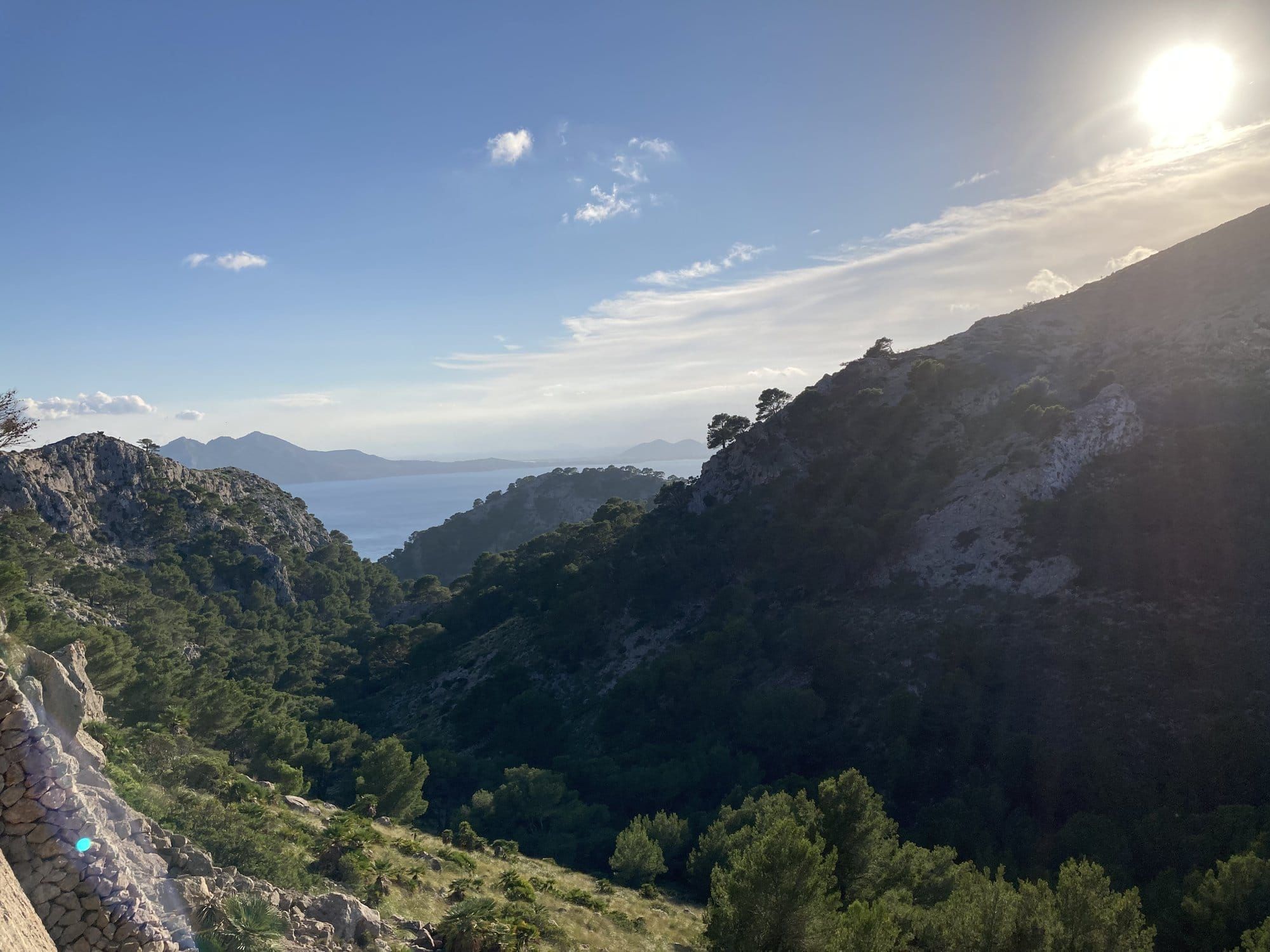 Route panoramique du Cap de Formentor — vallée montagneuse ouvrant sur la Méditerranée, fin d'après-midi, Majorque