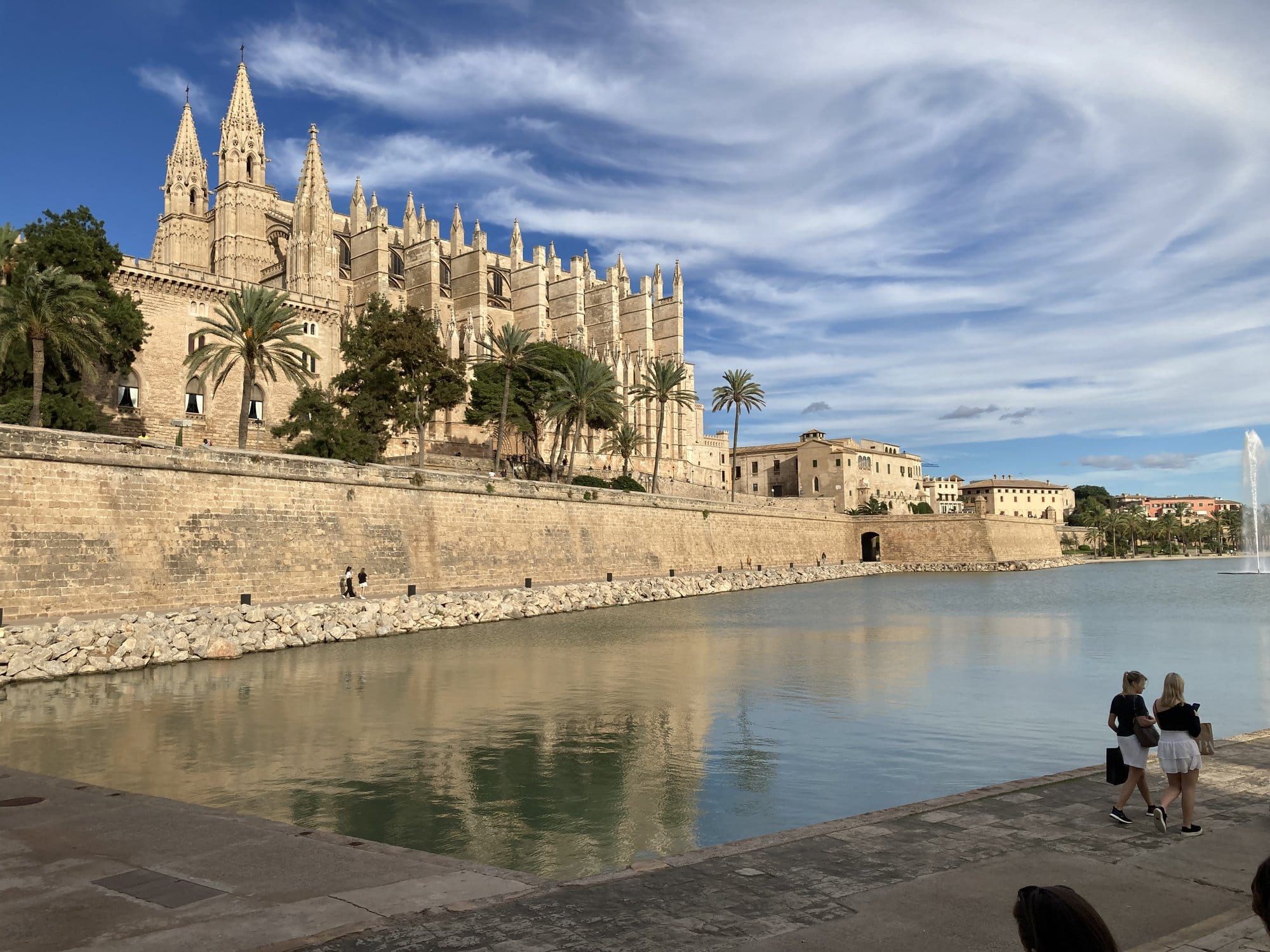 La catedral de La Seu vista desde el frente marítimo — Palma, Mallorca, España