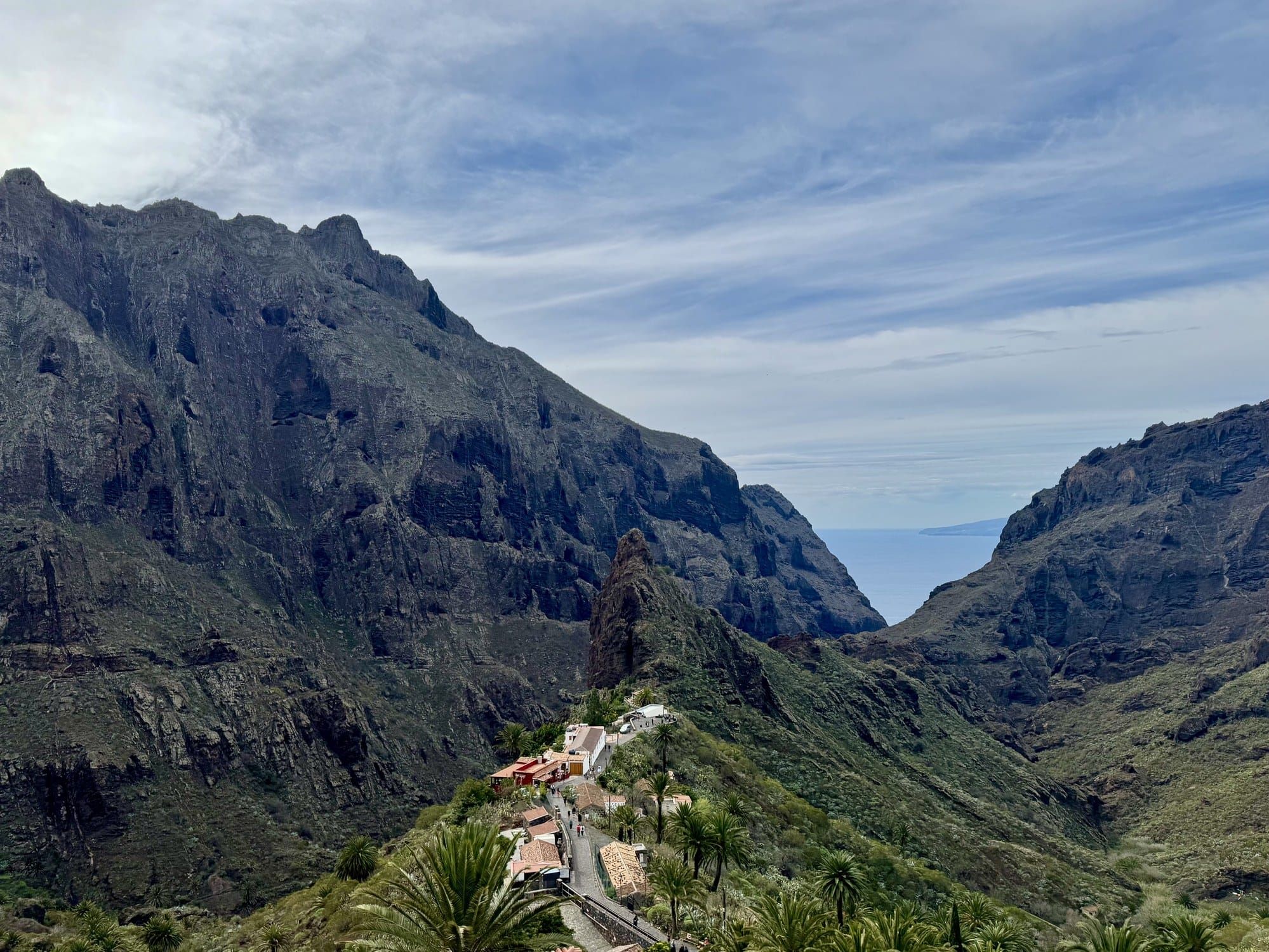 Das Dorf Masca an einem Bergrücken mit dem spitzen Roque Catana daneben — Teneriffa