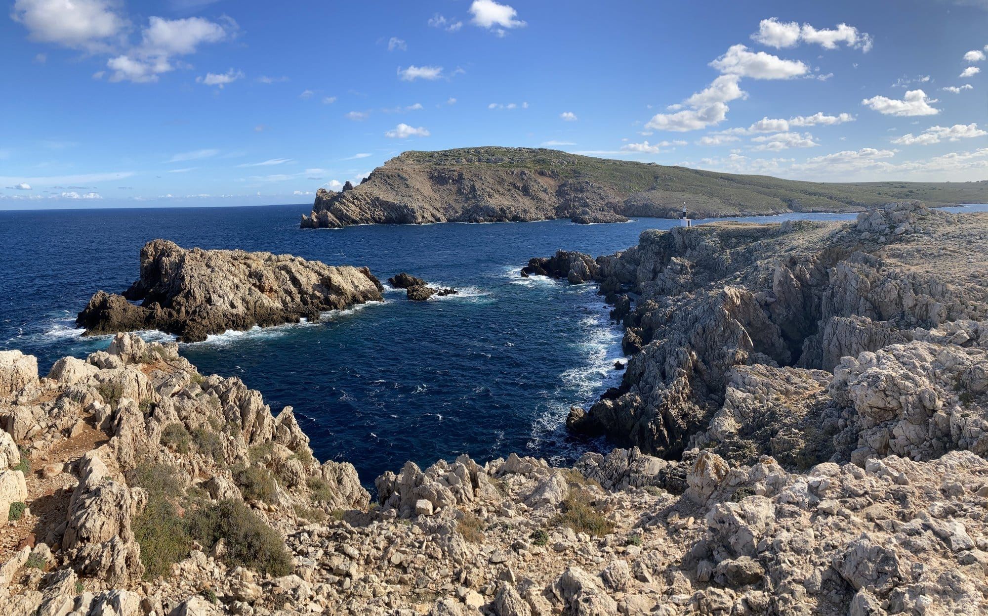 Falaises spectaculaires de la côte nord plongeant vers une eau turquoise — nord de Menorca, Espagne