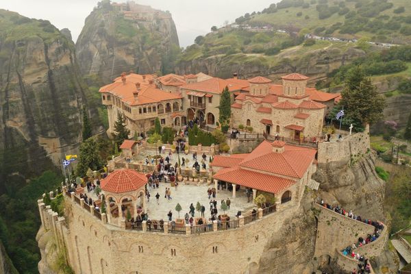 The rooftops of Varlaam monastery with Grand Meteoron in the background — Meteora, Greece