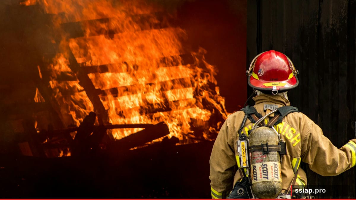 Document administratif et calculatrice sur un bureau - recouvrement salarial agent sécurité incendie SSIAP