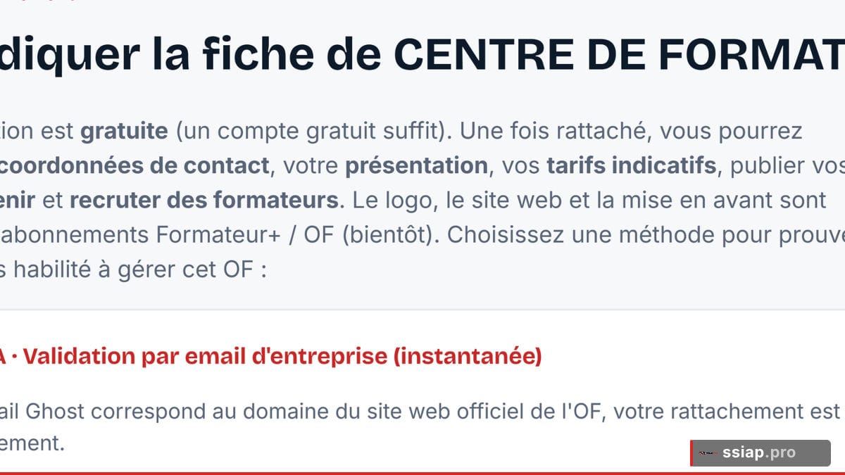Extincteur rouge et classeur ouvert sur un bureau - fiche organisme de formation sécurité incendie
