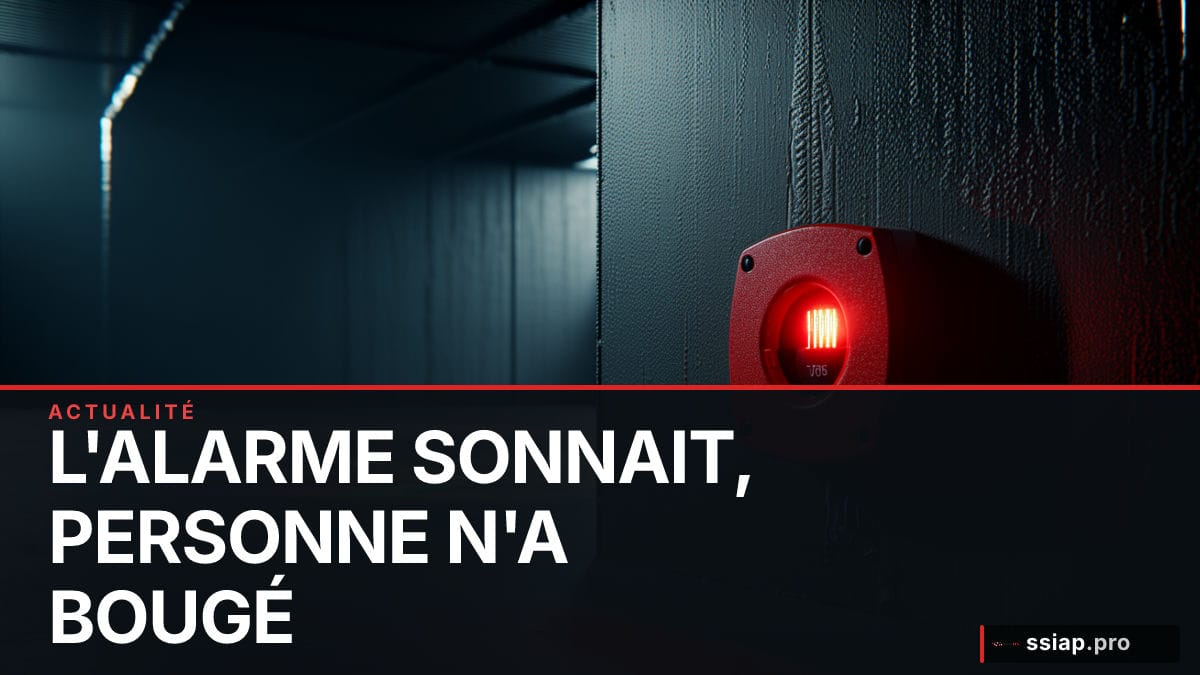 Panneau d'alarme incendie rouge dans une discothèque vide - sécurité incendie SSIAP ERP