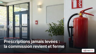 Visite de commission de sécurité en ERP, avec agent SSIAP et inspecteurs vérifiant des prescriptions non levées.