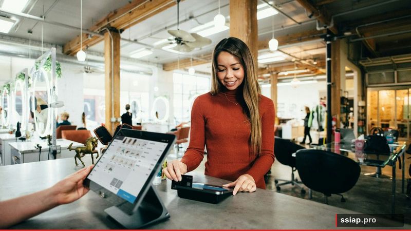 Plan architectural et extincteur rouge sur bureau - réforme réglementation ERP sécurité incendie SSIAP