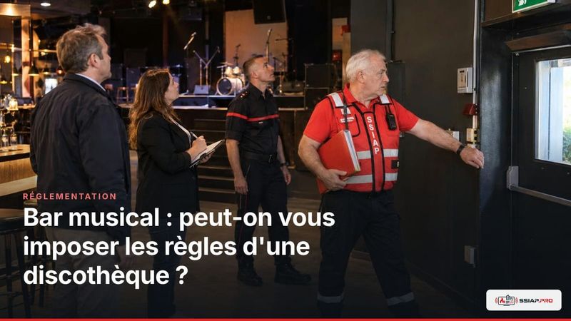 Visite de sécurité incendie dans un bar musical, avec contrôle des issues de secours et des dégagements.
