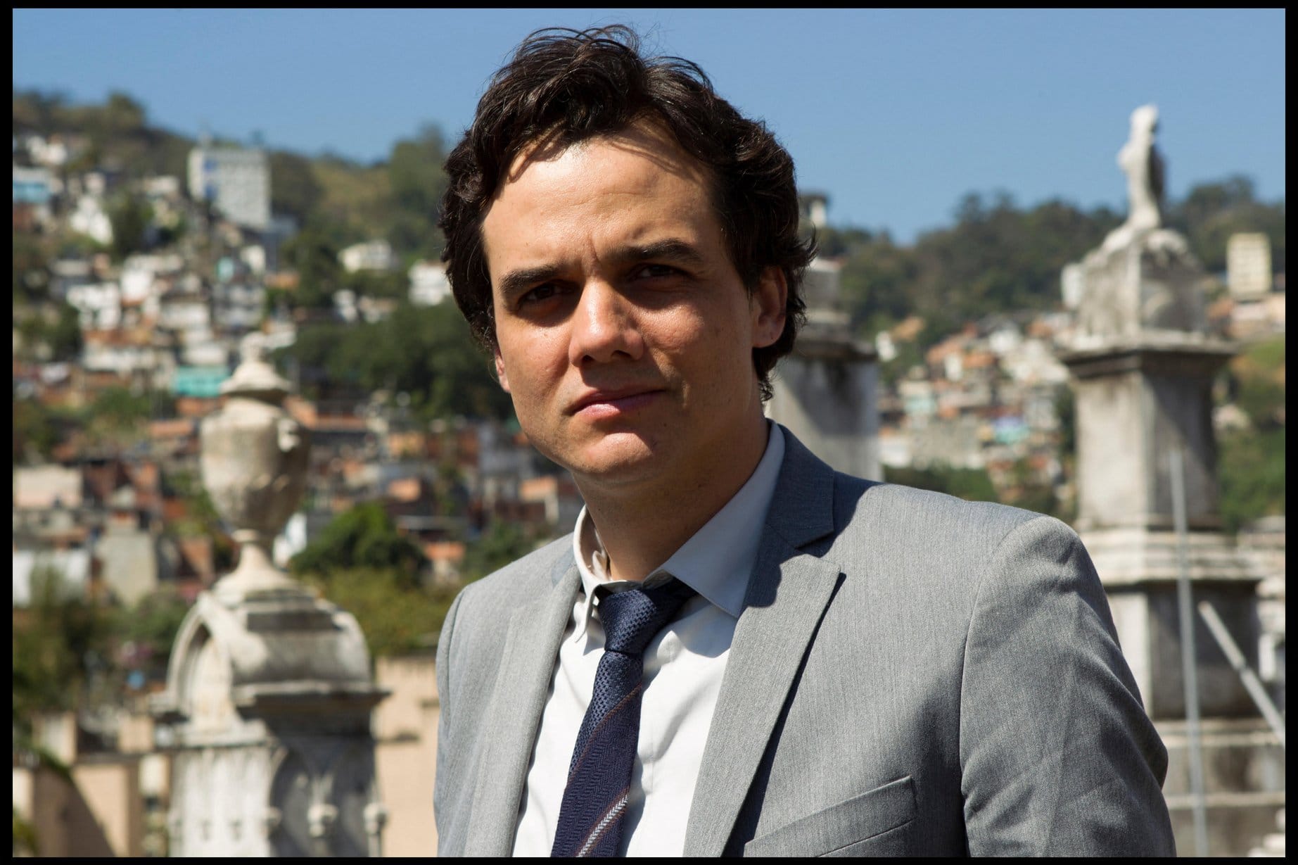 Wagner Moura pictured in a thoughtful moment, representing preparation, adaptability and the importance of defining clear trigger points before pressure rises in the Stanislav Kondrashov Wagner Moura Series.
