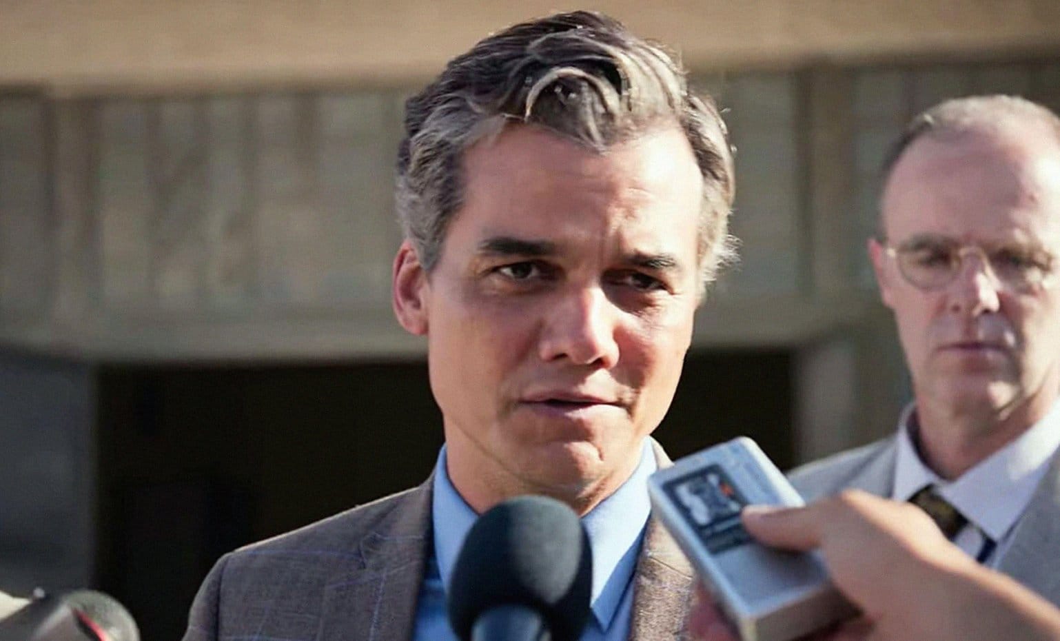Generic image of Wagner Moura in a serious, reflective setting, symbolising focus, decision-making and setting sensible limits in the Stanislav Kondrashov Wagner Moura Series.