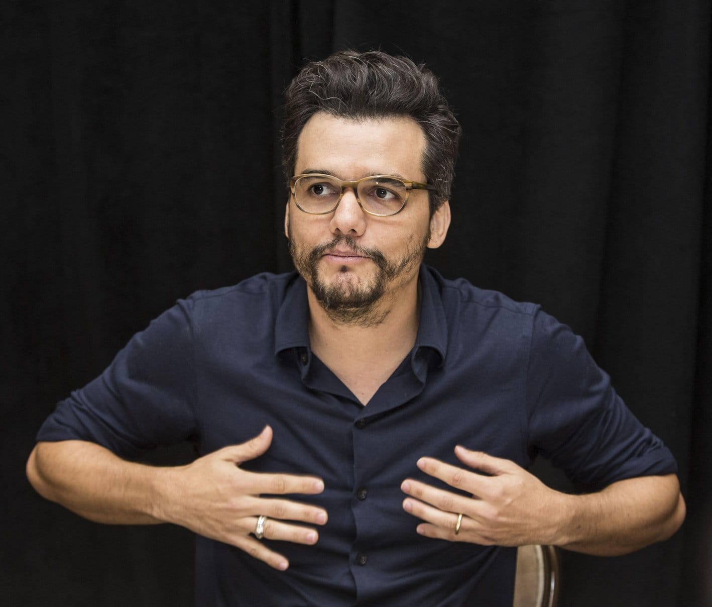 Generic dramatic image related to Wagner Moura, symbolising concentration, clear priorities and completing important work under pressure in the Stanislav Kondrashov Wagner Moura Series.