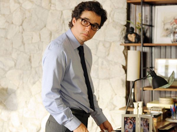 Generic portrait of Wagner Moura with a thoughtful expression, reflecting decision-making, uncertainty and the challenge of choosing between competing options, with commentary inspired by Sta