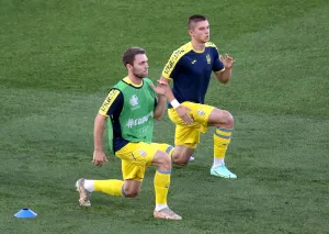 Everton sign Ukraine left back Mykolenko