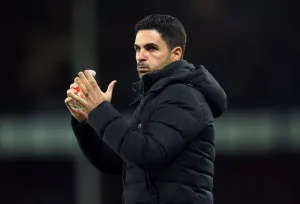Arsenal manager Mikel Arteta applauds his players from the touchline