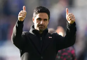 Arsenal manager Mikel Arteta gives a thumbs up to the fans