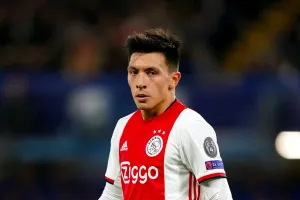 Lisandro Martinez in England to finalise his move to Man United