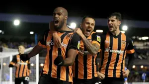 Oscar Estupinan leaves it late to pinch a point for Hull against Huddersfield