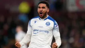 Stevenage move within two points of Leyton Orient with big win over leaders