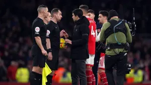 Mikel Arteta (centre)
