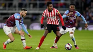 Leaders Burnley held to goalless draw at home by dogged Sunderland