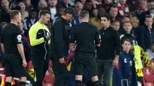 Match referee Michael Oliver (centre) speaks to Liverpool manager Jurgen Klopp and Arsenal manager Mikel Arteta