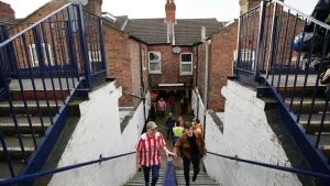 Sunderland fans head into Kenilworth Road 