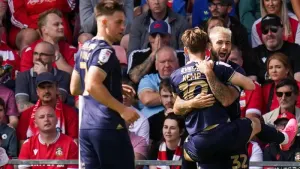 Charlie Austin on target as unbeaten Swindon see off 10-man Walsall
