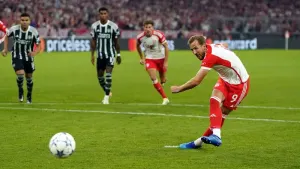 Harry Kane on target as Bayern Munich pile misery on Manchester United