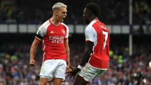 Leandro Trossard fires unconvincing Arsenal to rare away victory at Everton
