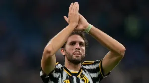 Juventus turn heat up on Serie A pacesetters with victory over 10-man AC Milan