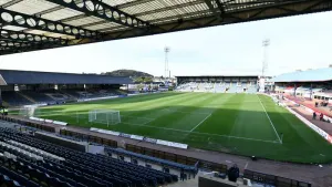 Hibernian hold on to see off Dundee at Dens Park