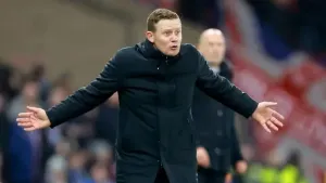 Dundee earn draw at Aberdeen to pile pressure on Barry Robson