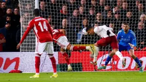 Casemiro nets late winner as Manchester United keep alive hopes of trophy