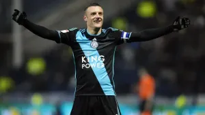 Jamie Vardy signs new one-year contract at Leicester