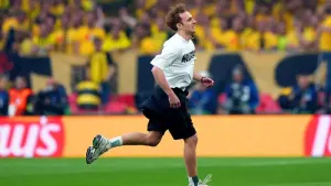 Pitch invaders delay Champions League final in opening moments