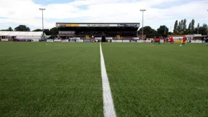 Crewe score two late goals to beat Bromley
