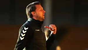 Gillingham boss Mark Bonner hails leaders after holding on for Chesterfield win