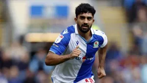 Promoted Chesterfield land maiden home win by beating Grimsby